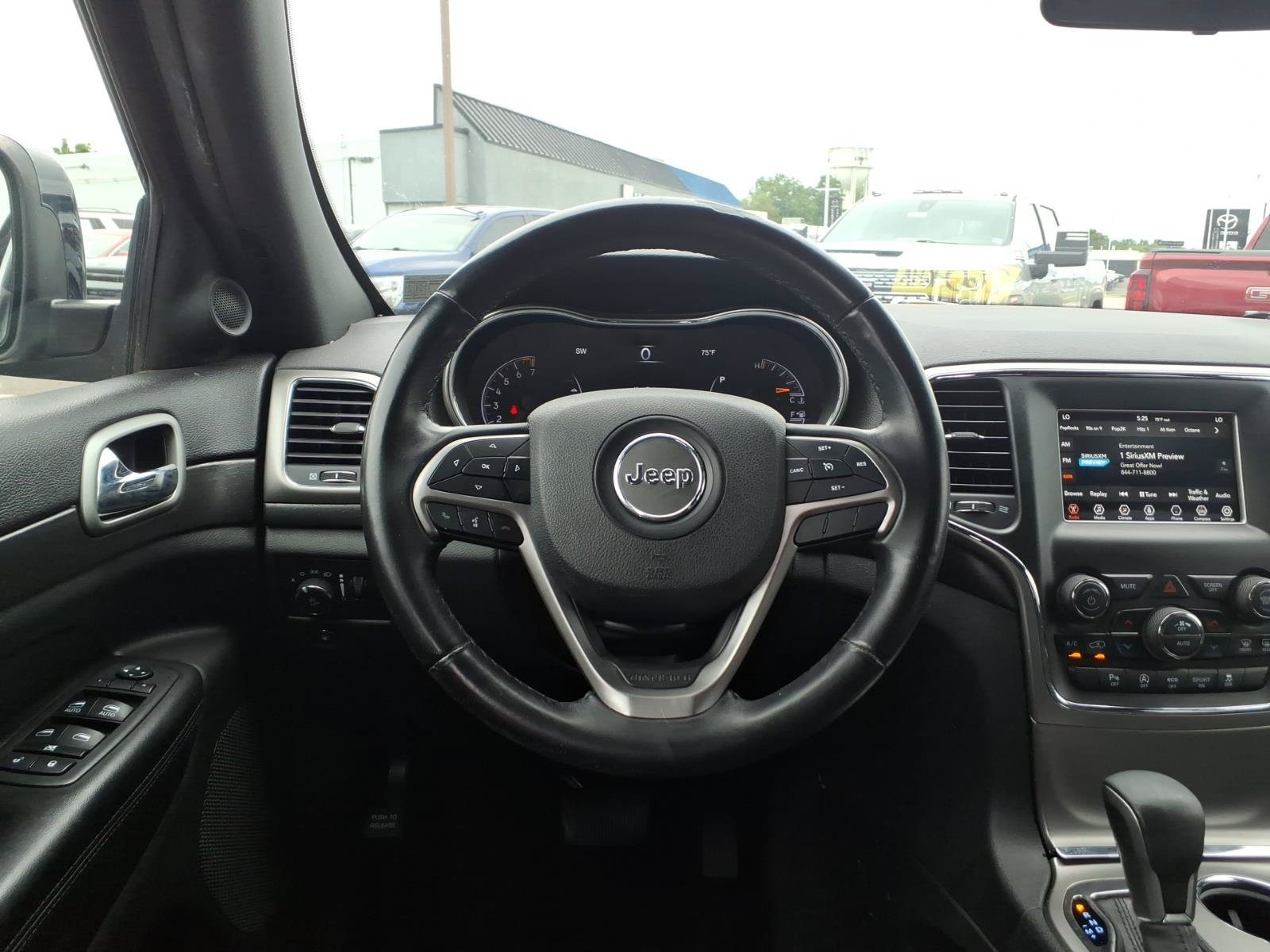 Used 2018 Jeep Grand Cherokee Laredo AWD/4WD image 16
