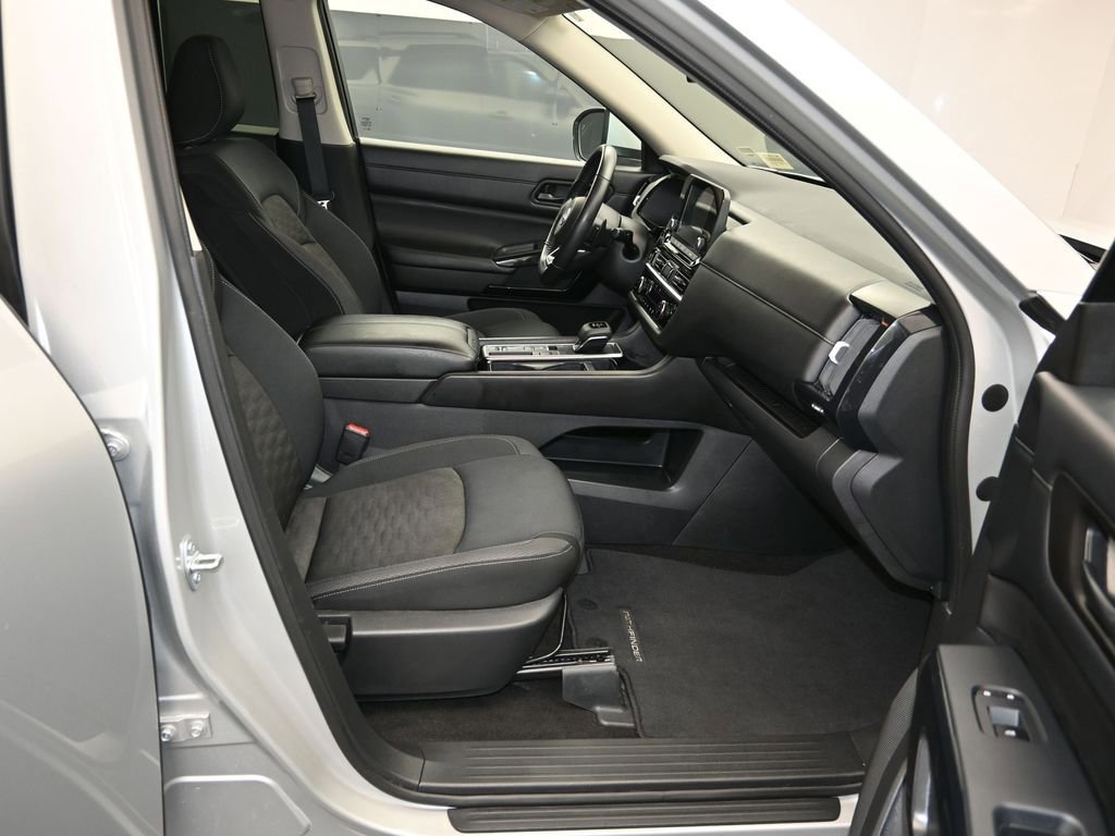 Certified 2024 Nissan Pathfinder SV image 28