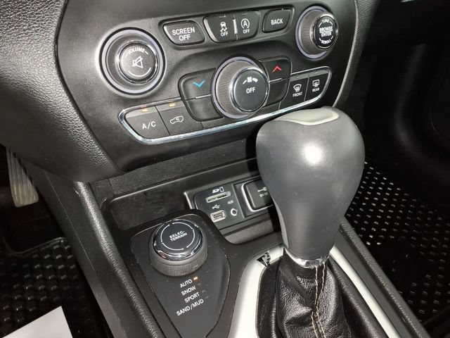 Used 2018 Jeep Cherokee Latitude Plus w/ Cold Weather Group AWD/4WD image 23