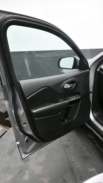 Used 2019 Jeep Cherokee Latitude Plus image 9