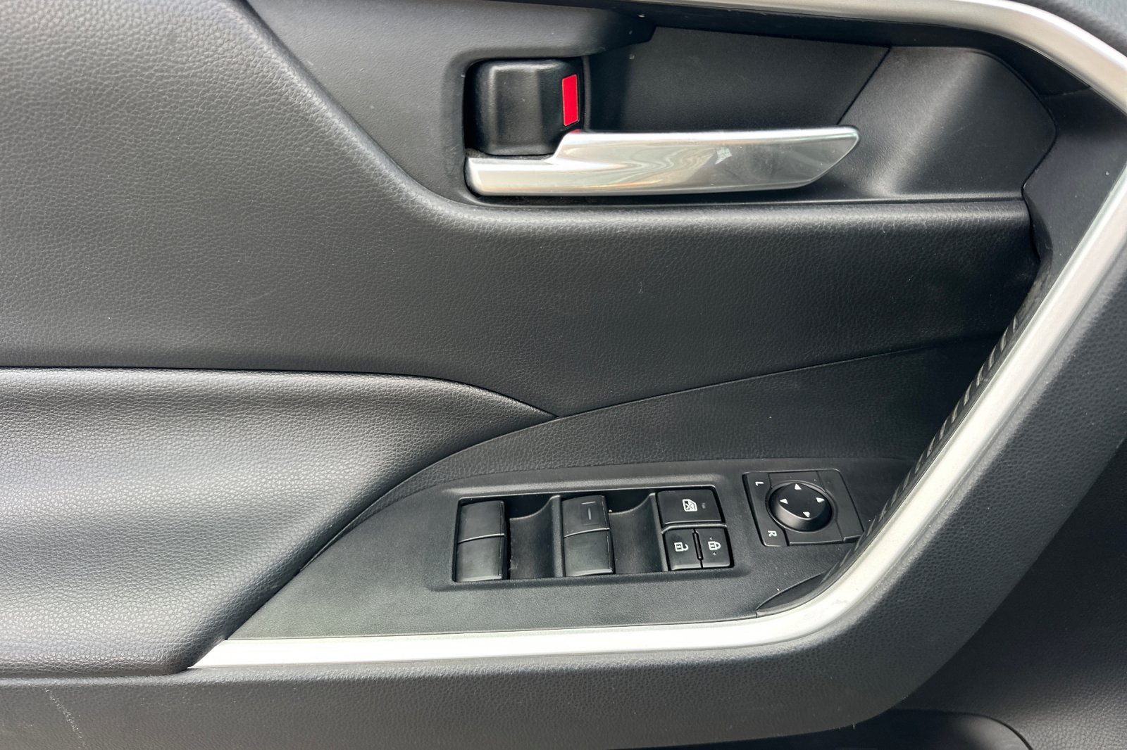 Certified 2019 Toyota RAV4 XLE w/ Convenience Package AWD/4WD image 11