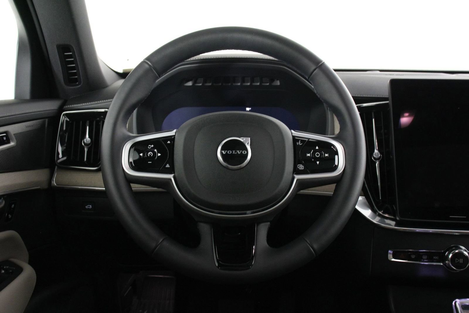 Certified 2025 Volvo XC90 B6 Ultra image 7