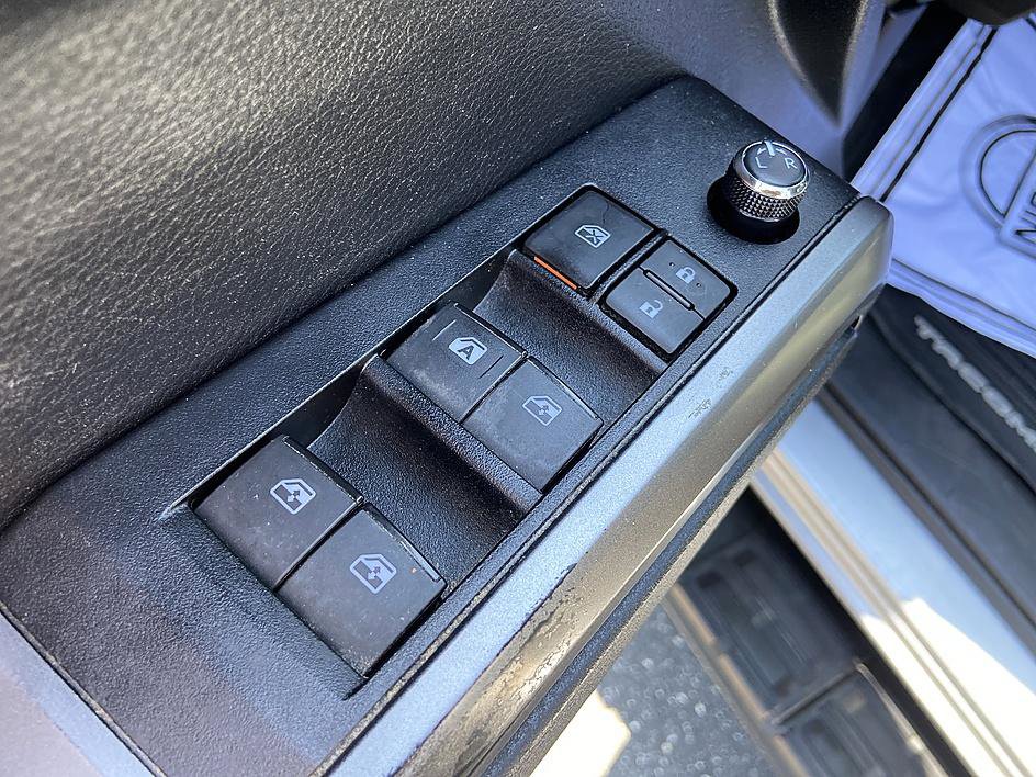 Used 2018 Toyota Tacoma SR5 RWD image 11