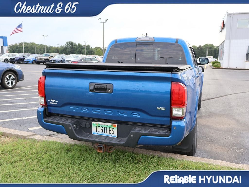 Used 2017 Toyota Tacoma TRD Sport AWD/4WD image 19
