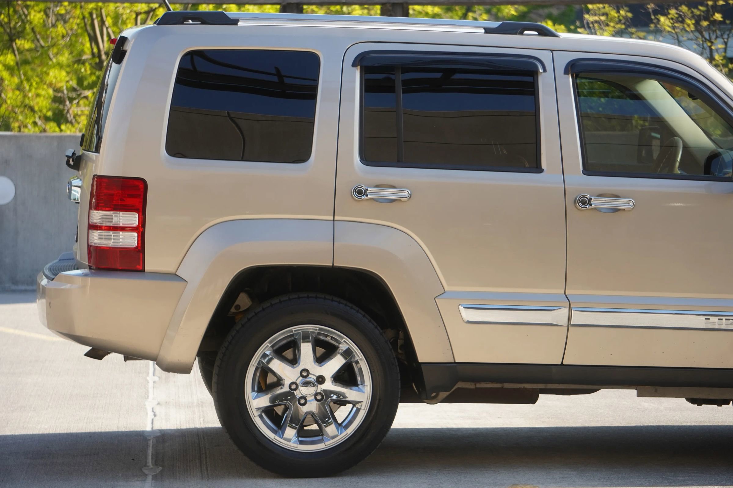 Used 2010 Jeep Liberty Limited w/ Tire & Wheel Group image 22
