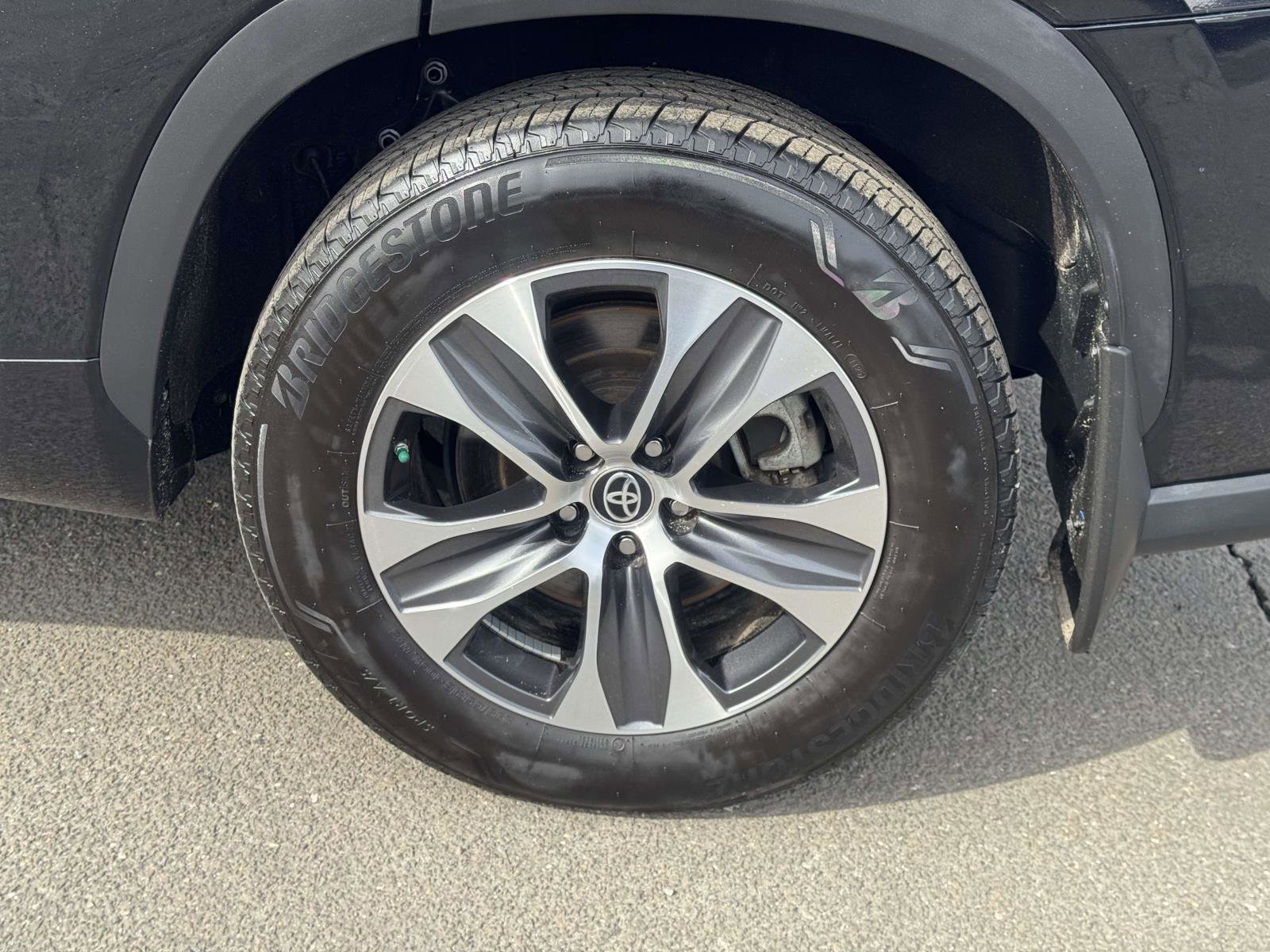 Used 2022 Toyota Highlander XLE AWD/4WD image 9