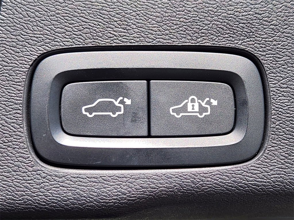 Used 2023 Volvo XC60 T8 Plus image 24