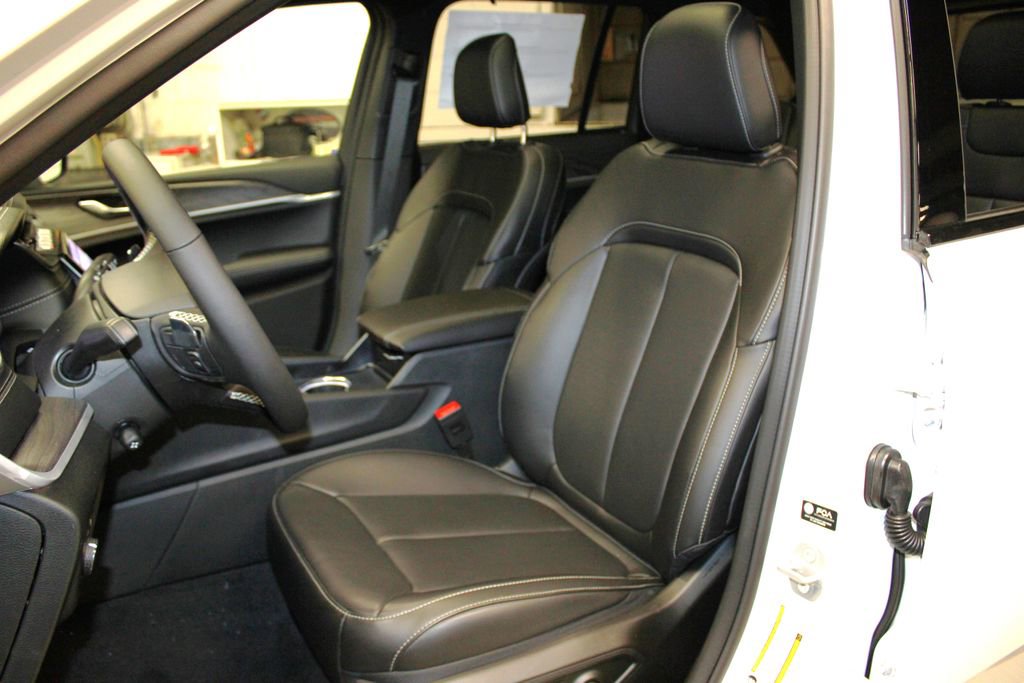 New 2025 Jeep Grand Cherokee Limited w/ Luxury Tech Group II image 25