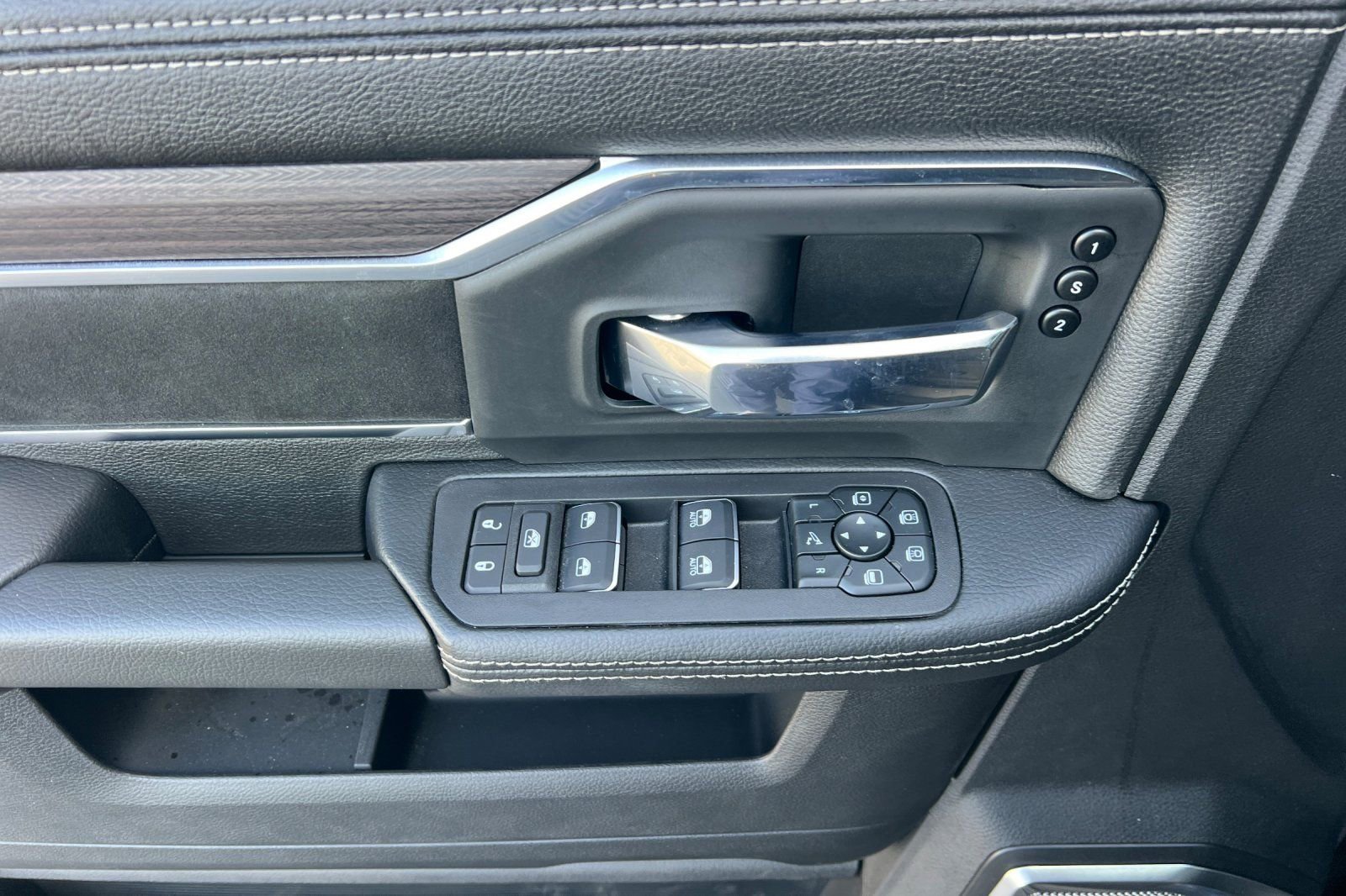 New 2026 RAM 3500 Laramie AWD/4WD image 9