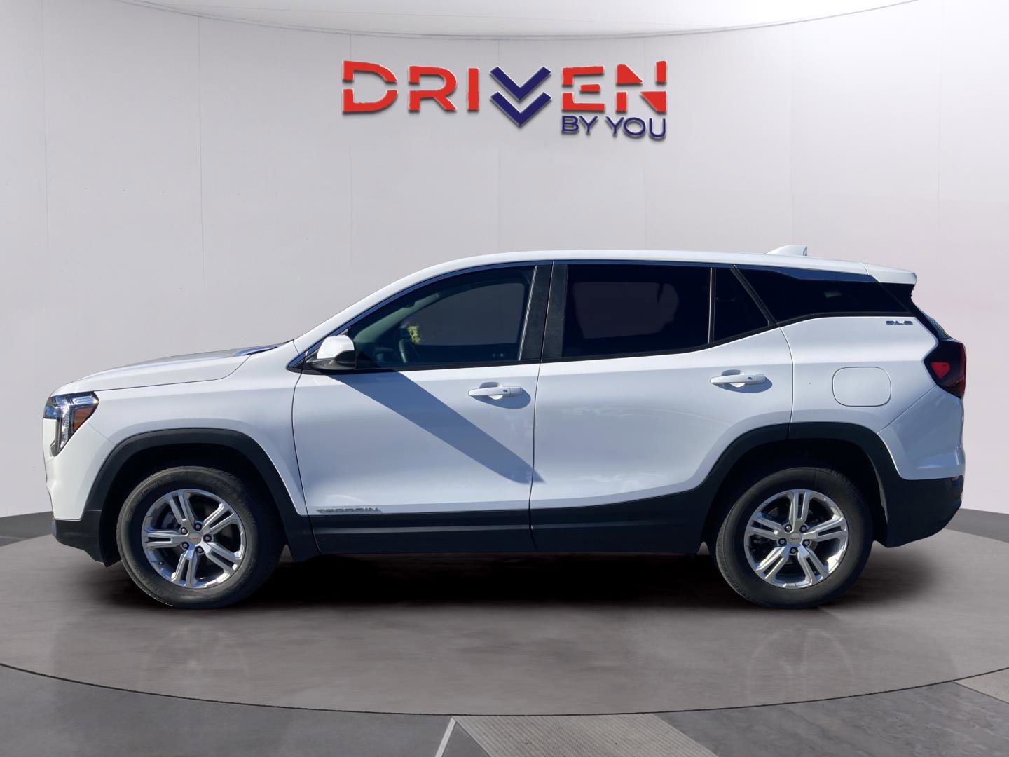 Used 2024 GMC Terrain SLE image 3