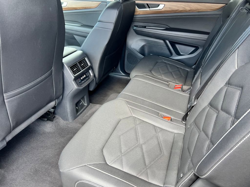 Used 2025 Volkswagen Atlas SE image 12