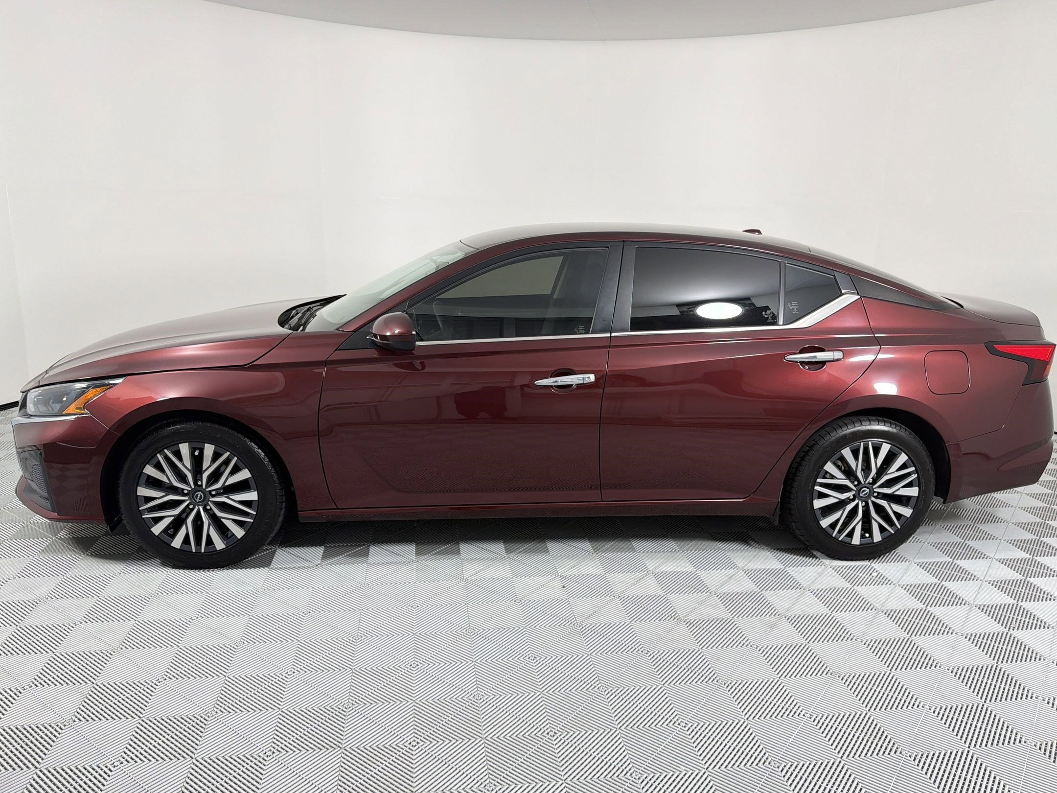 Used 2023 Nissan Altima 2.5 SV FWD image 2