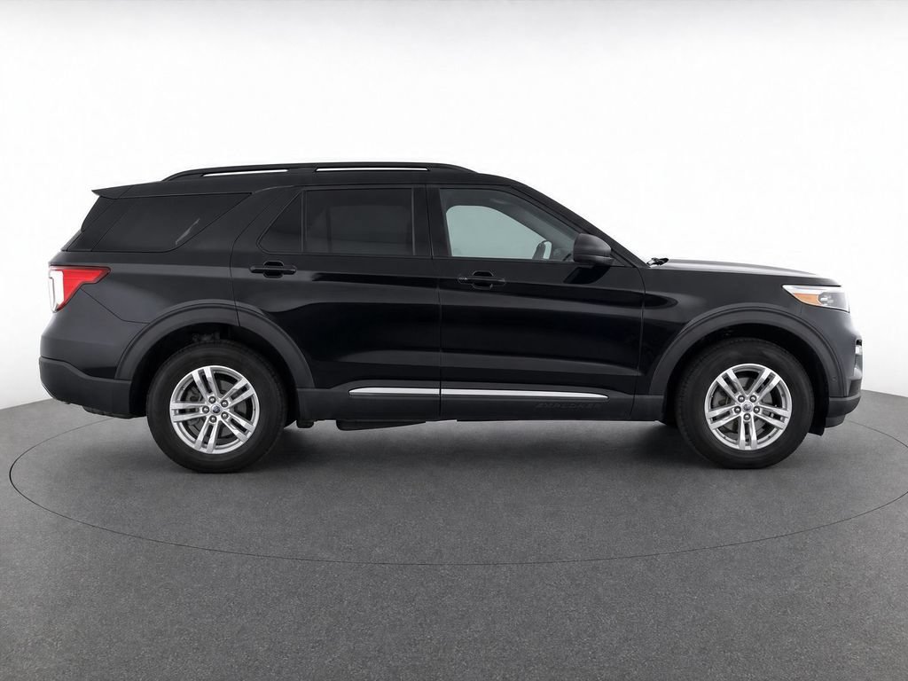 Used 2023 Ford Explorer XLT w/ Equipment Group 202A AWD/4WD image 8