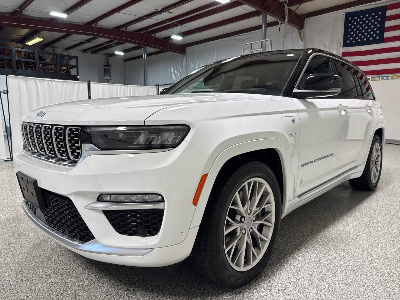 Used 2023 Jeep Grand Cherokee Summit w/ Luxury Tech Group V AWD/4WD image 5