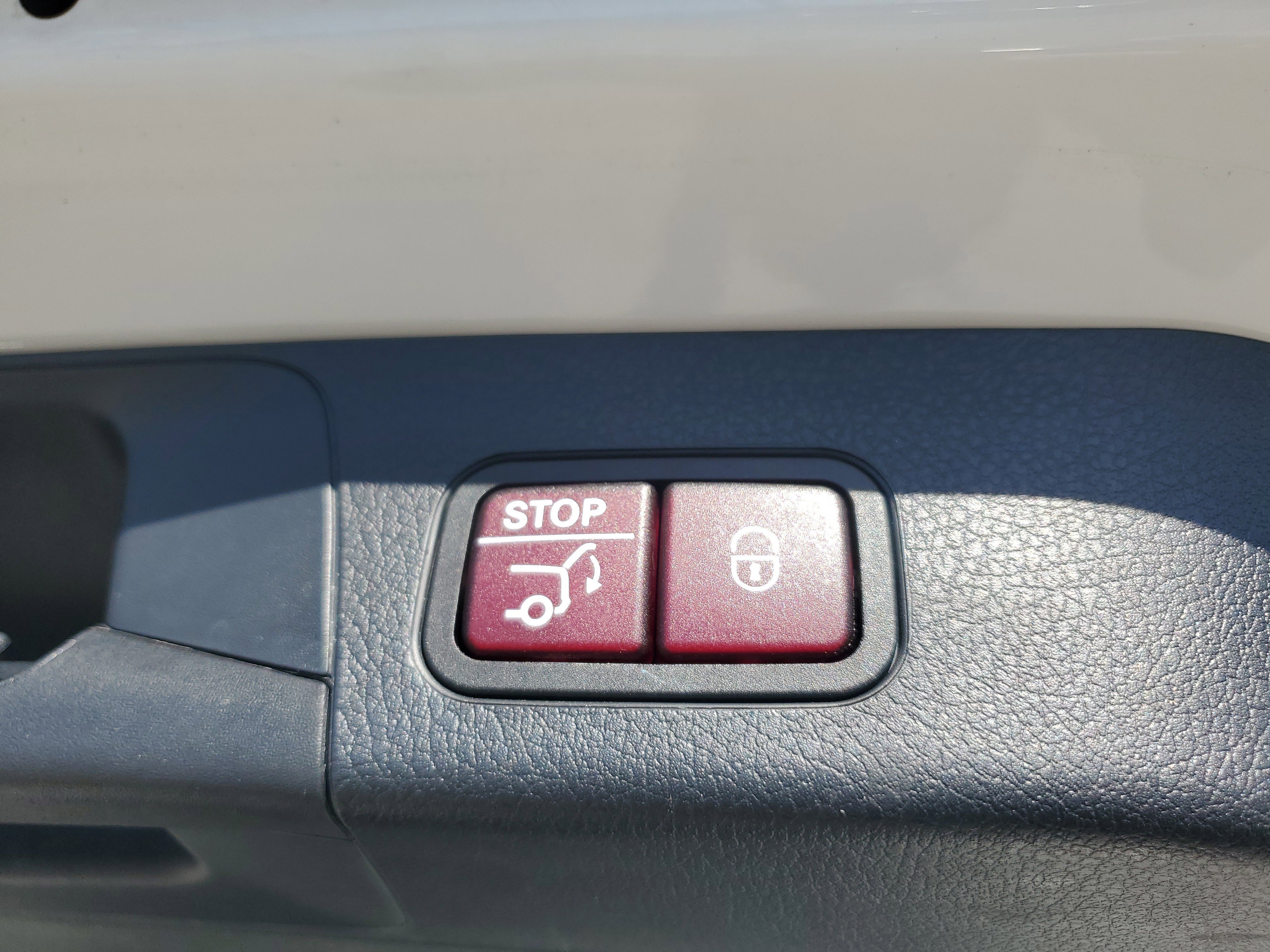 Used 2023 Mercedes-Benz GLB 250 4MATIC w/ Premium Package image 16