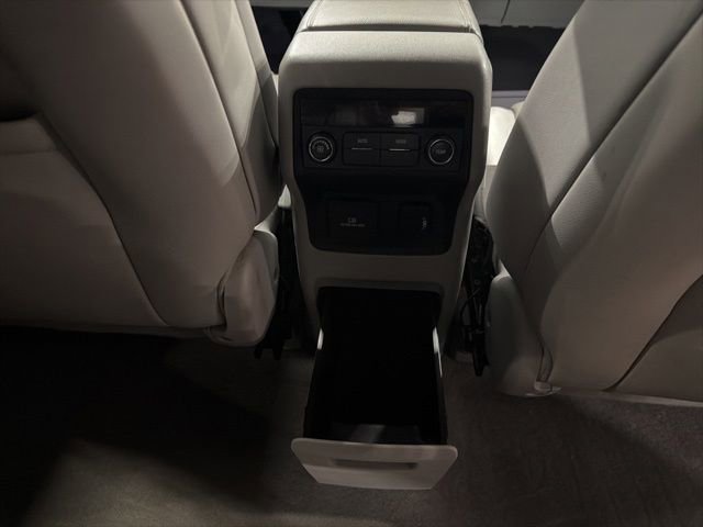 Used 2018 GMC Acadia SLT AWD/4WD image 25