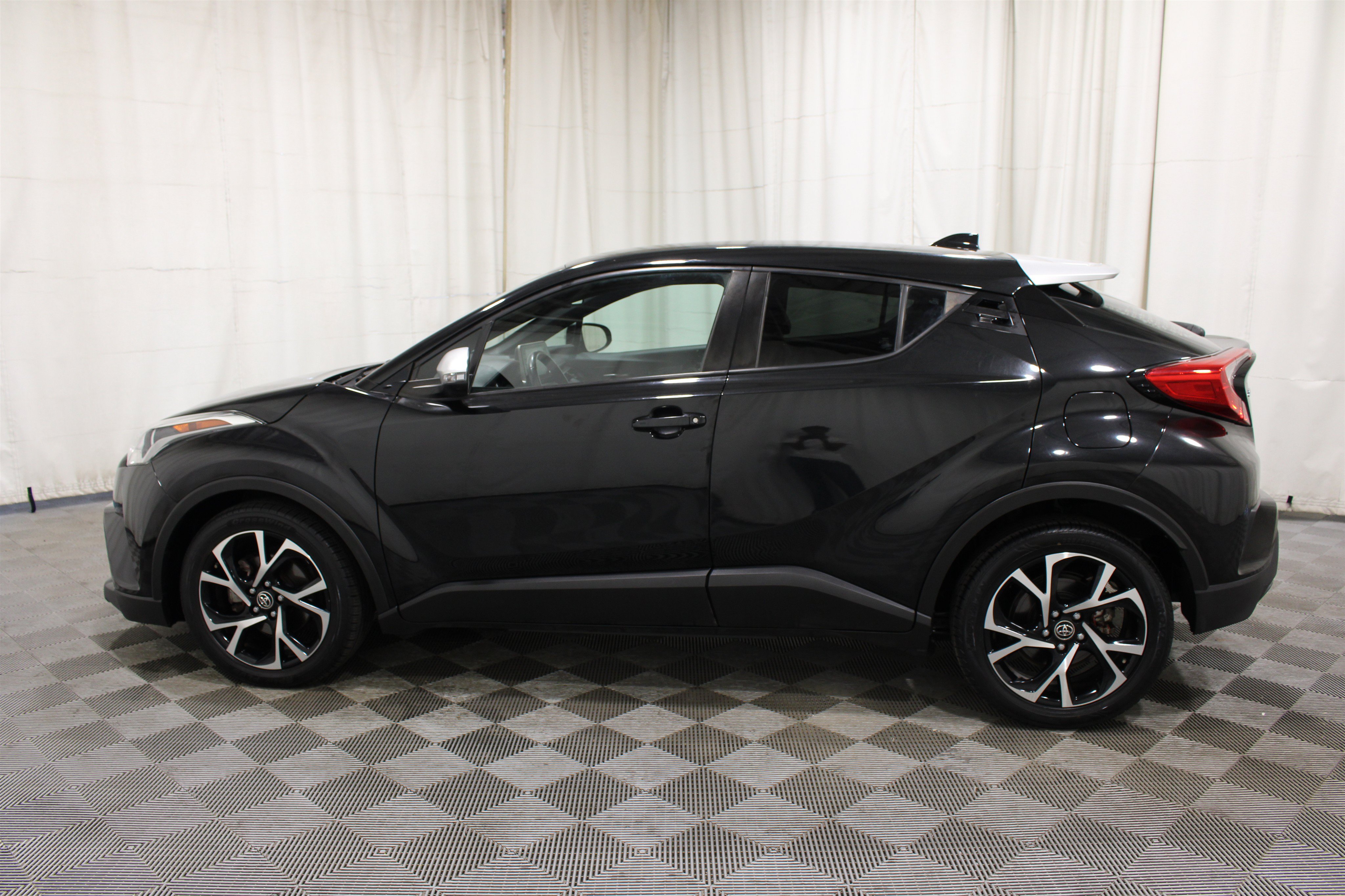 Used 2019 Toyota C-HR XLE FWD image 32