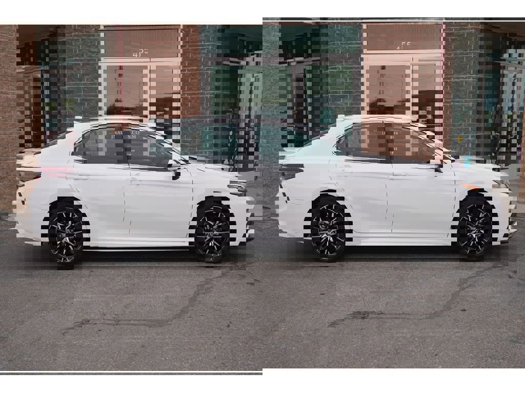 Used 2024 Toyota Camry SE image 5