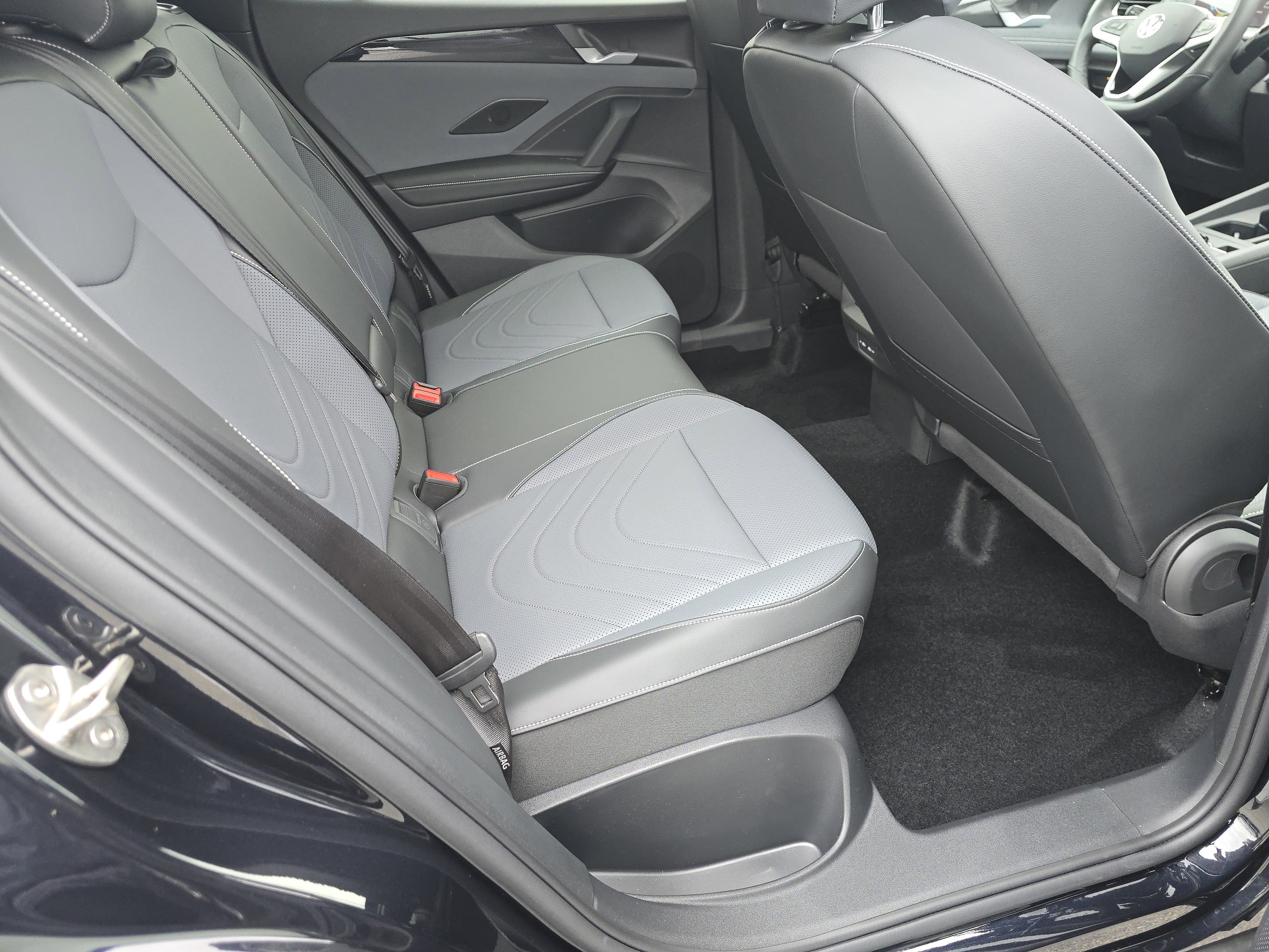 New 2026 Volkswagen Tiguan SE R-Line AWD/4WD image 17