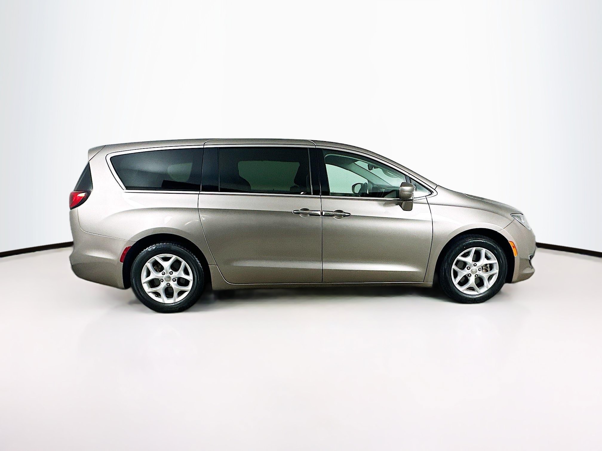 Used 2018 Chrysler Pacifica Touring Plus w/ Tire & Wheel Group FWD image 10