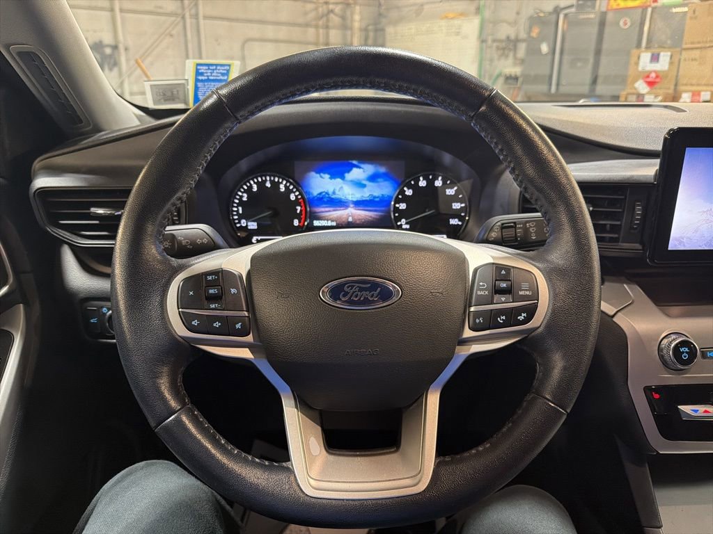 Used 2022 Ford Explorer XLT image 3