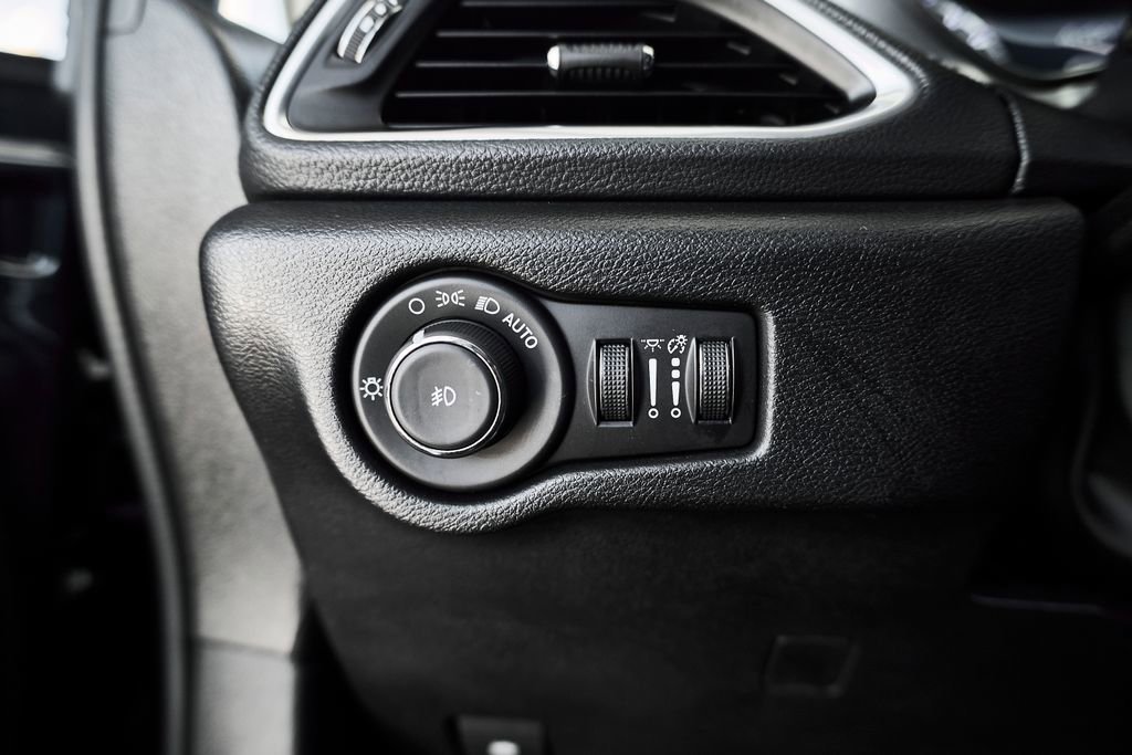 Used 2025 Chrysler Pacifica Limited FWD image 29