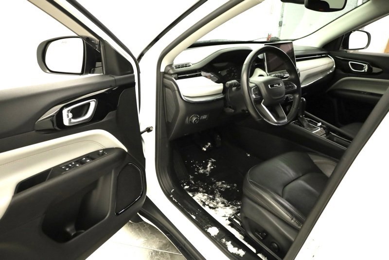 Used 2022 Jeep Compass Limited image 9