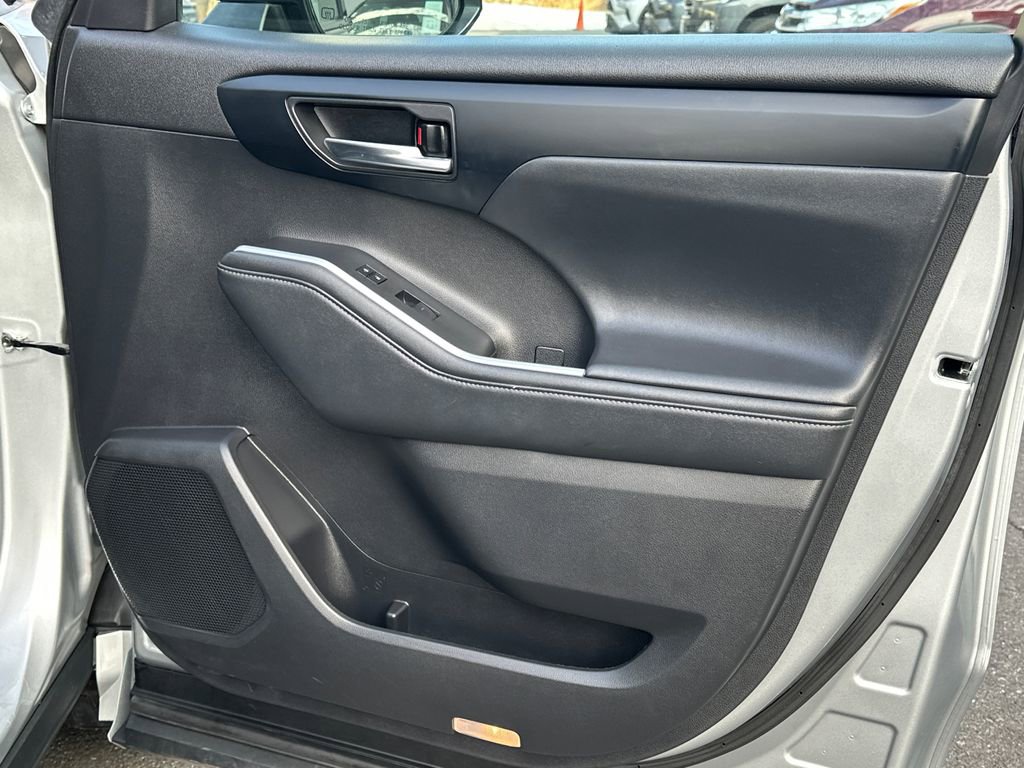 Used 2022 Toyota Highlander XLE image 15