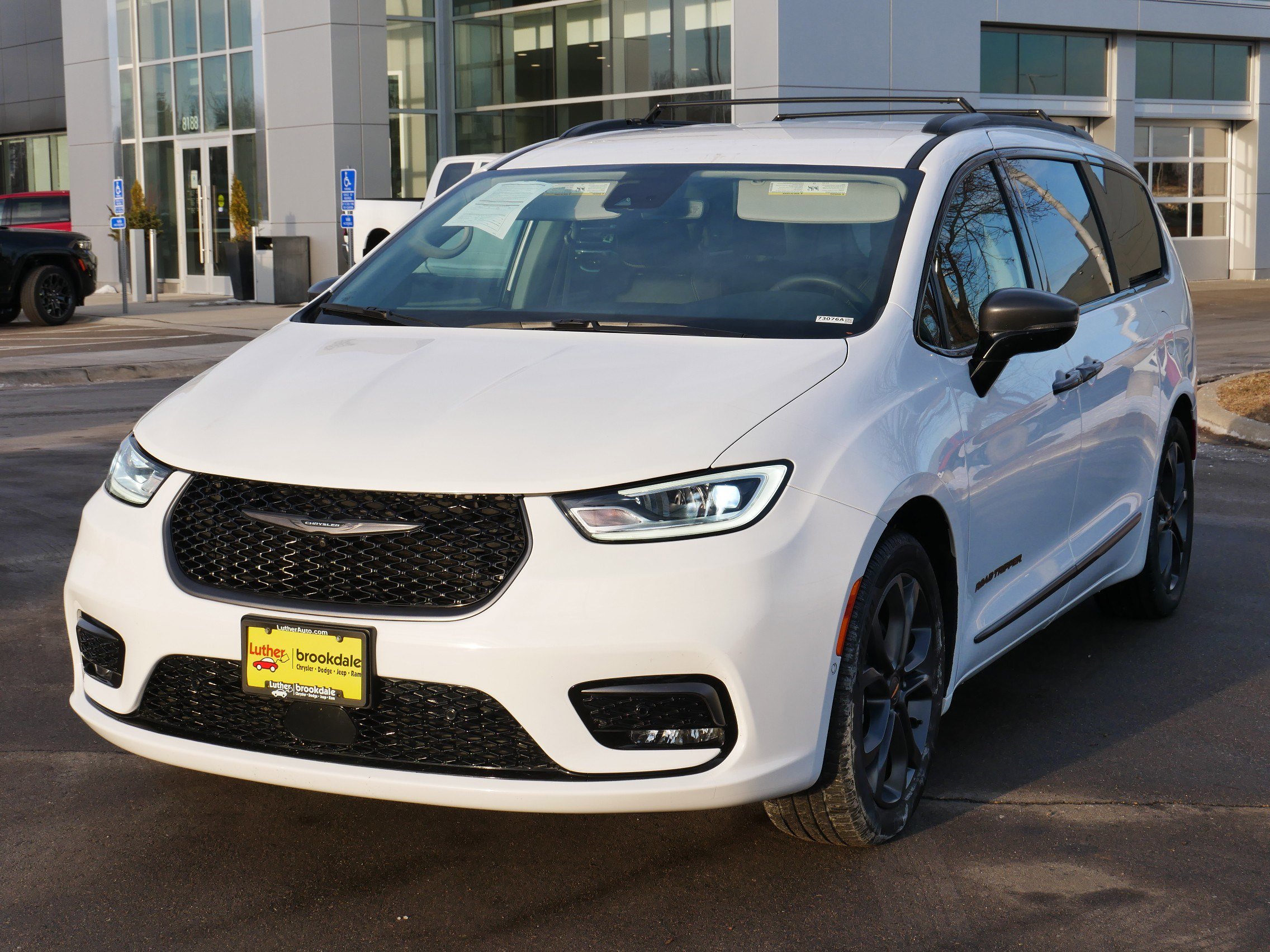 Used 2024 Chrysler Pacifica Touring-L w/ Road Tripper Package image 2