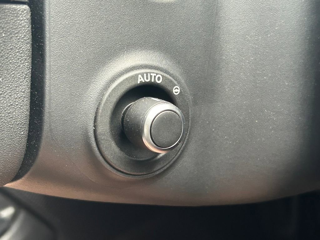 Used 2024 Land Rover Discovery Dynamic SE image 32