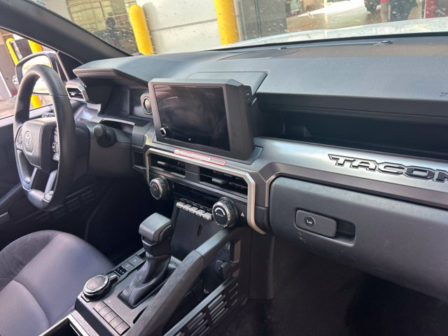 Used 2025 Toyota Tacoma SR5 AWD/4WD image 35