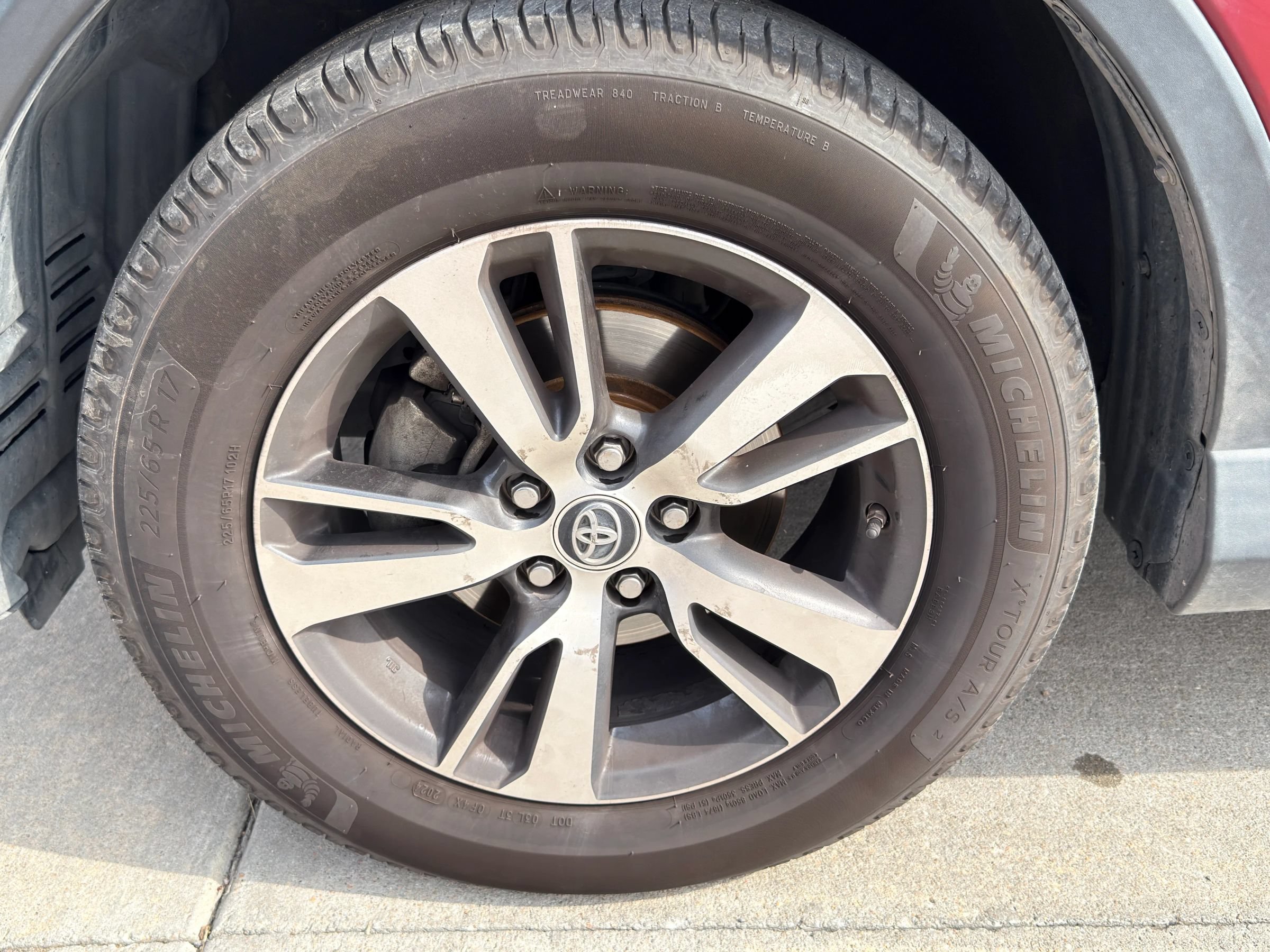 Used 2018 Toyota RAV4 XLE FWD image 31