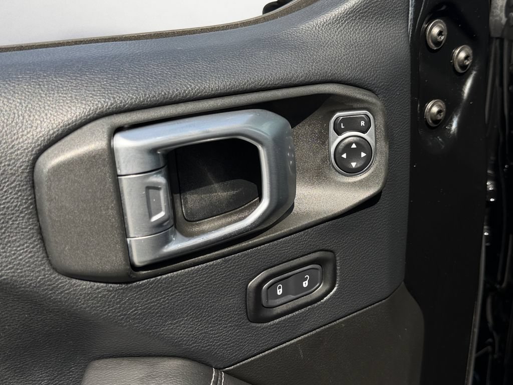 Used 2019 Jeep Wrangler Unlimited Sahara AWD/4WD image 14
