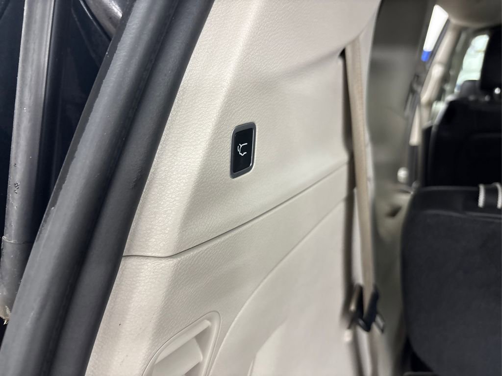 Used 2019 Chrysler Pacifica Touring-L image 14