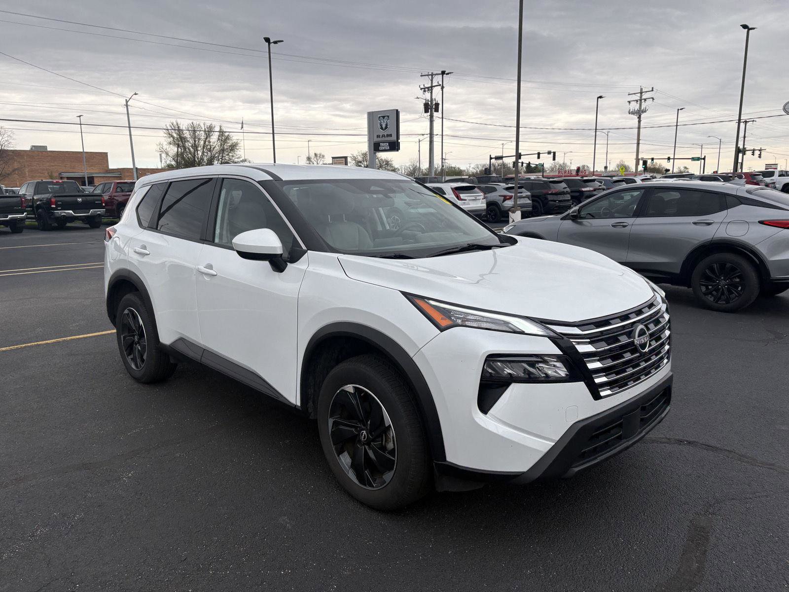 Used 2024 Nissan Rogue SV image 2