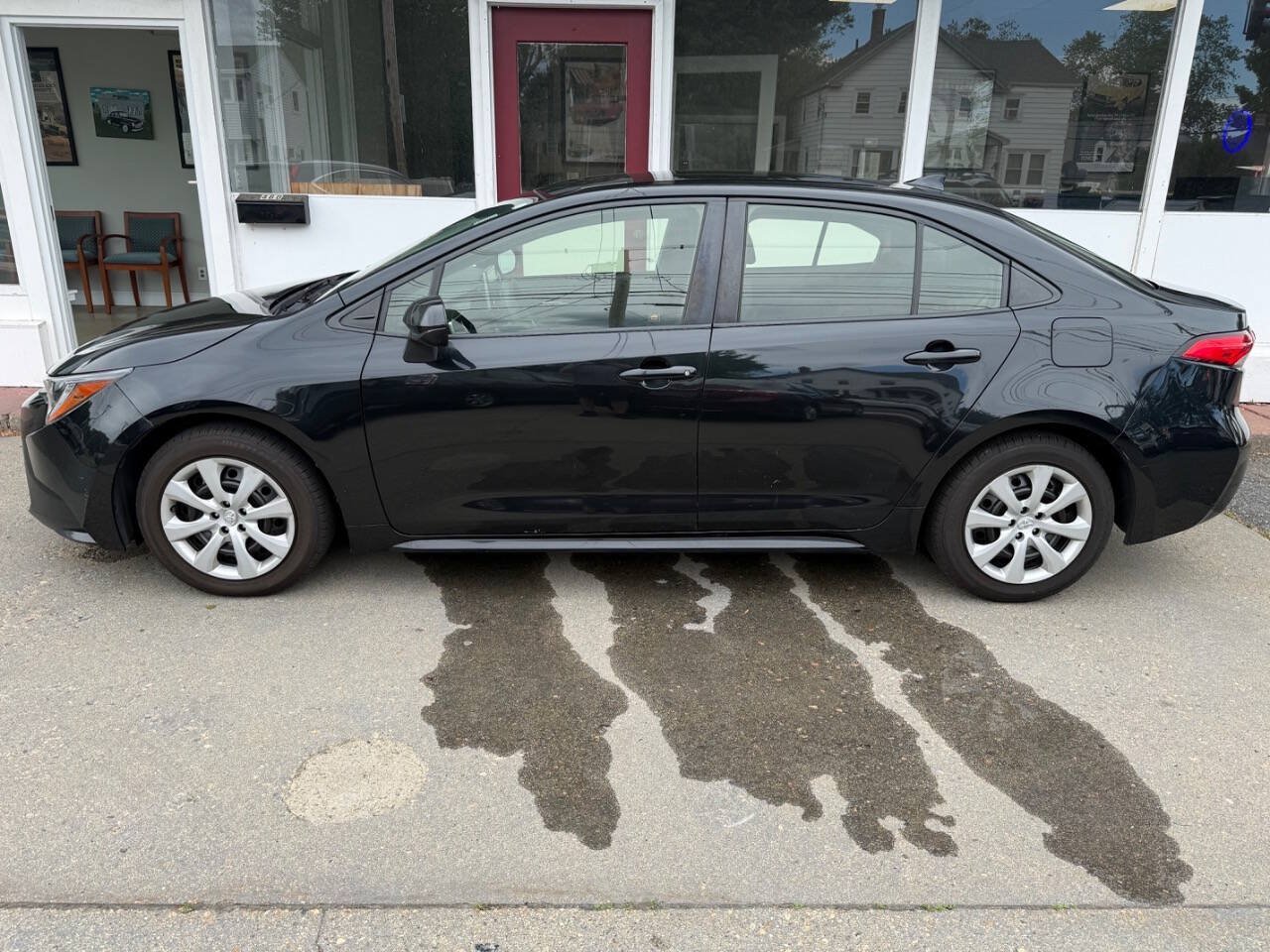 Used 2020 Toyota Corolla LE FWD image 1