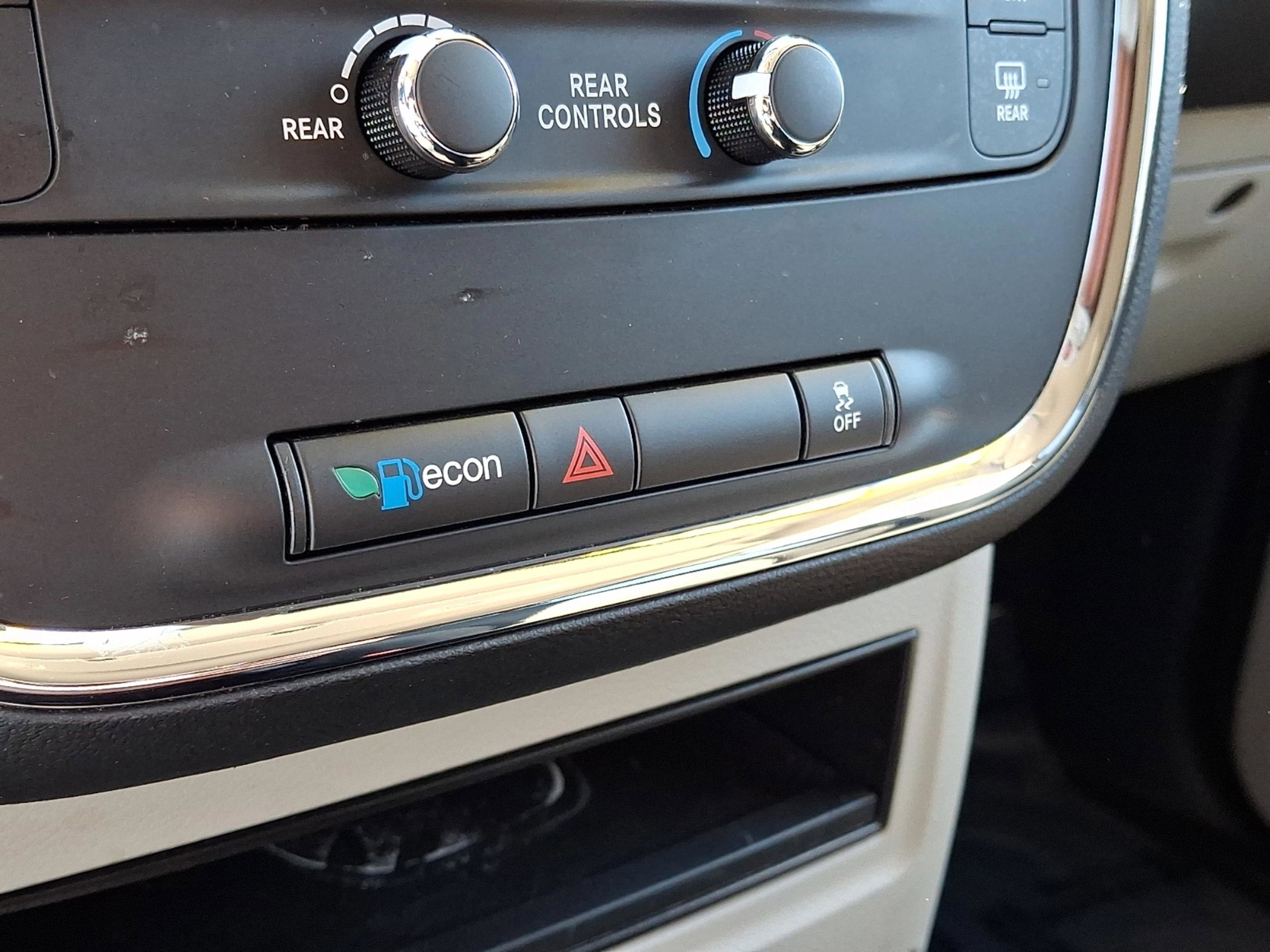 Certified 2018 Dodge Grand Caravan SE w/ UConnect Hands-Free Group image 24