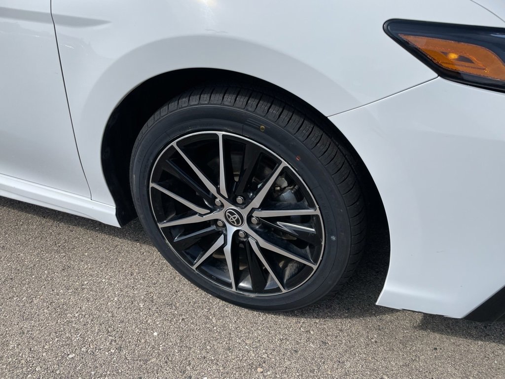 Used 2023 Toyota Camry SE image 3