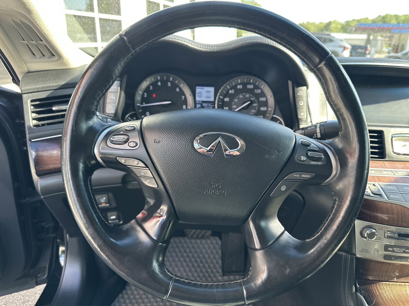 Used 2015 INFINITI Q70 L 5.6 w/ V8 Deluxe Technology Package RWD image 11