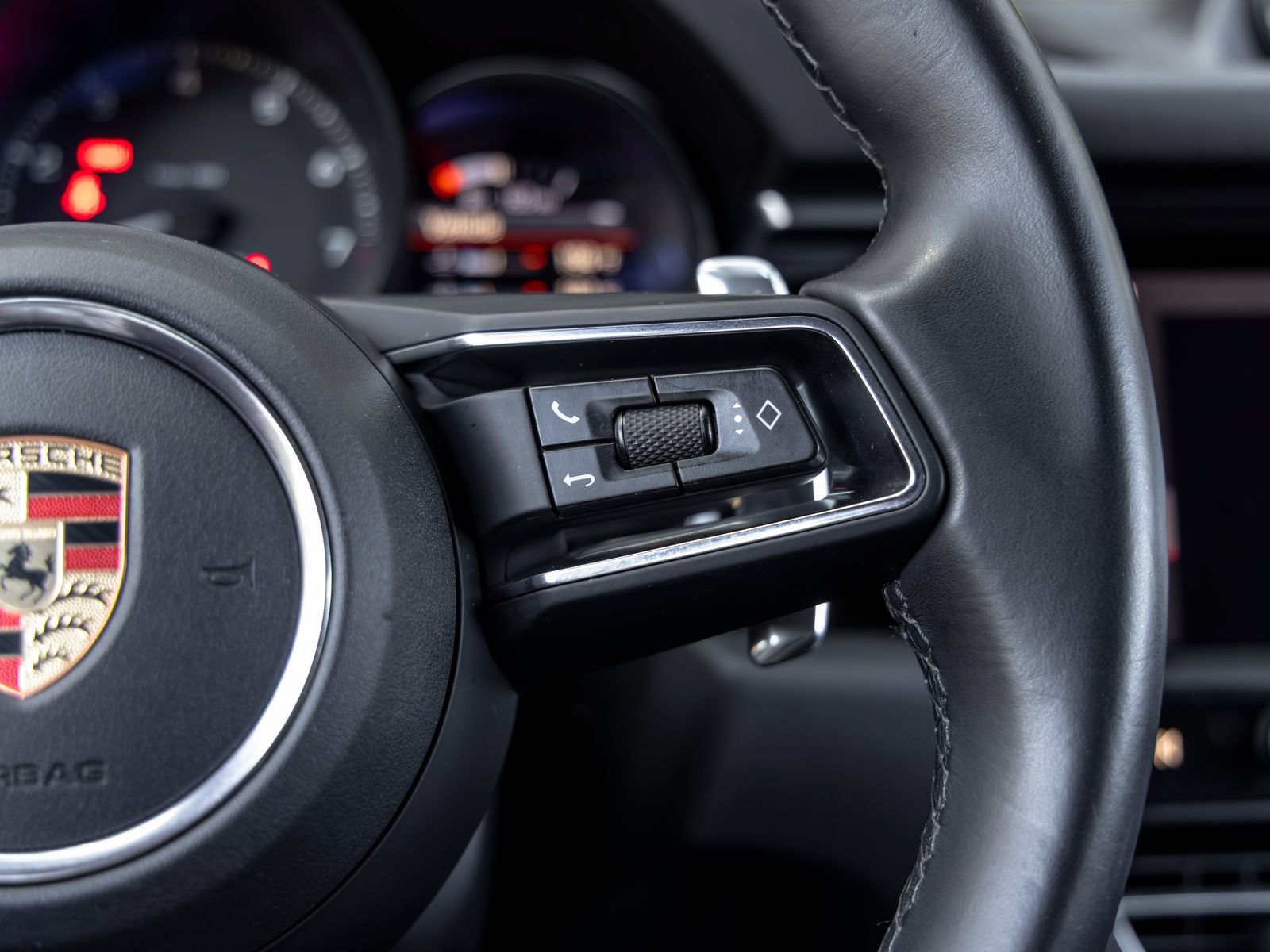 Certified 2023 Porsche Macan AWD/4WD image 30