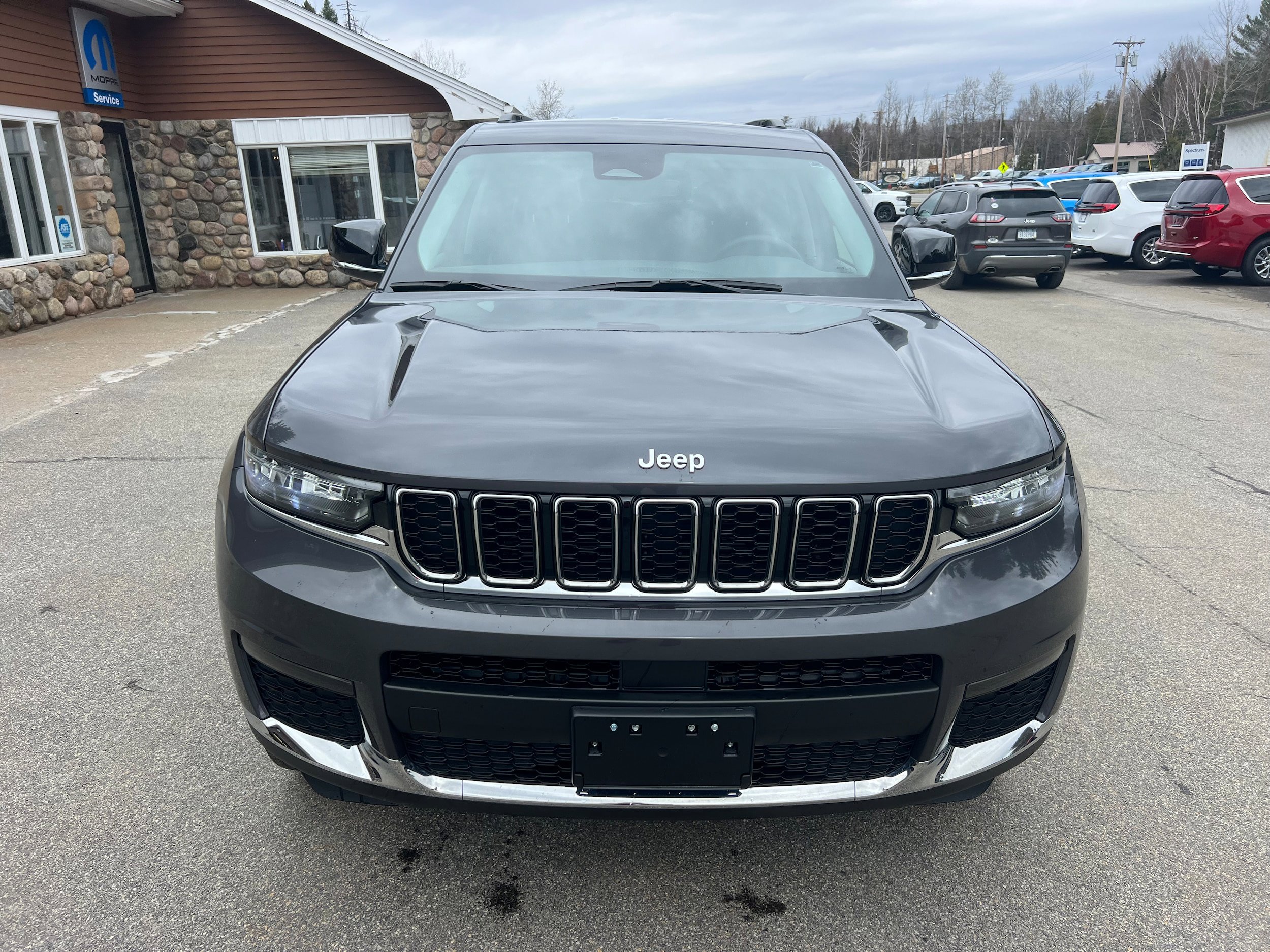 Used 2023 Jeep Grand Cherokee L Limited AWD/4WD image 2