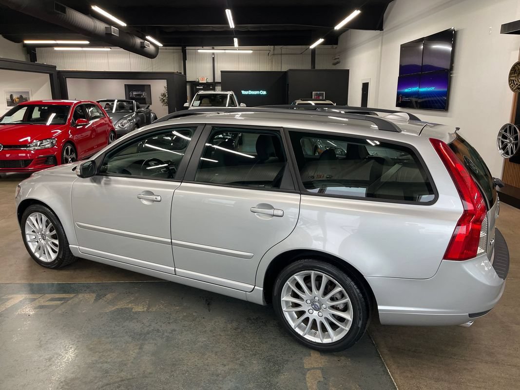 Used 2011 Volvo V50 T5 w/ Preferred Pkg FWD image 9