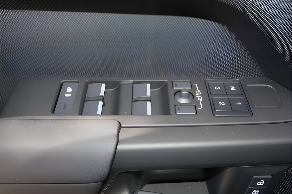 Used 2025 Land Rover Defender 110 S AWD/4WD image 9