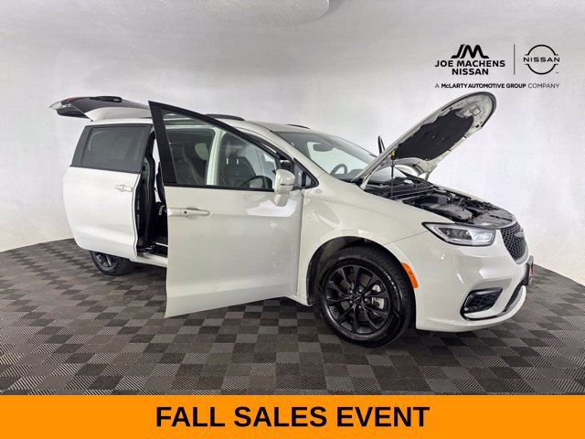 Used 2021 Chrysler Pacifica Limited w/ Uconnect Theater Family Group AWD/4WD image 24