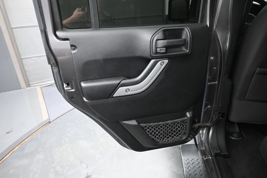 Used 2016 Jeep Wrangler Unlimited Sahara w/ Connectivity Group AWD/4WD image 19