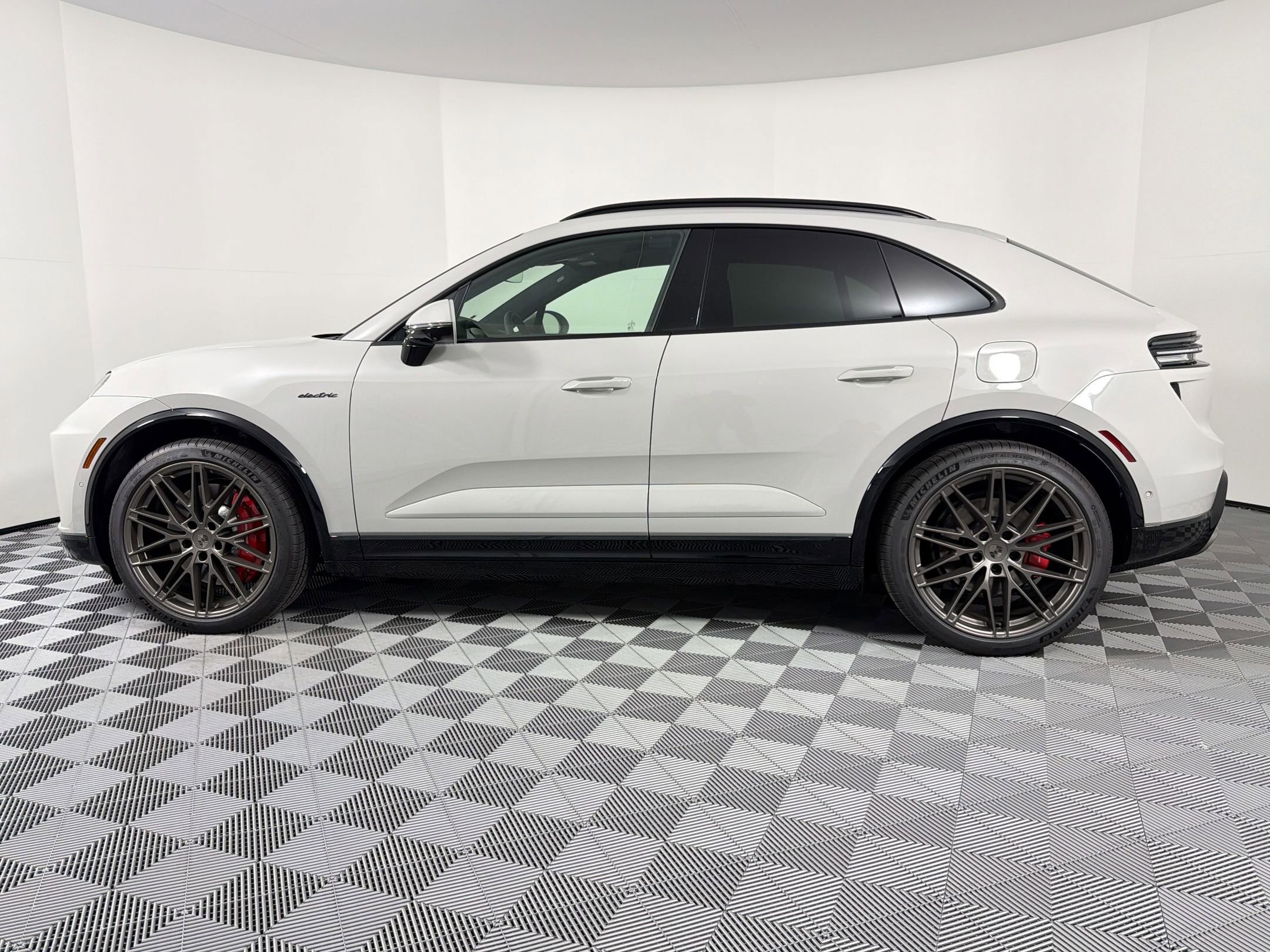 New 2026 Porsche Macan Turbo Electric AWD/4WD image 2