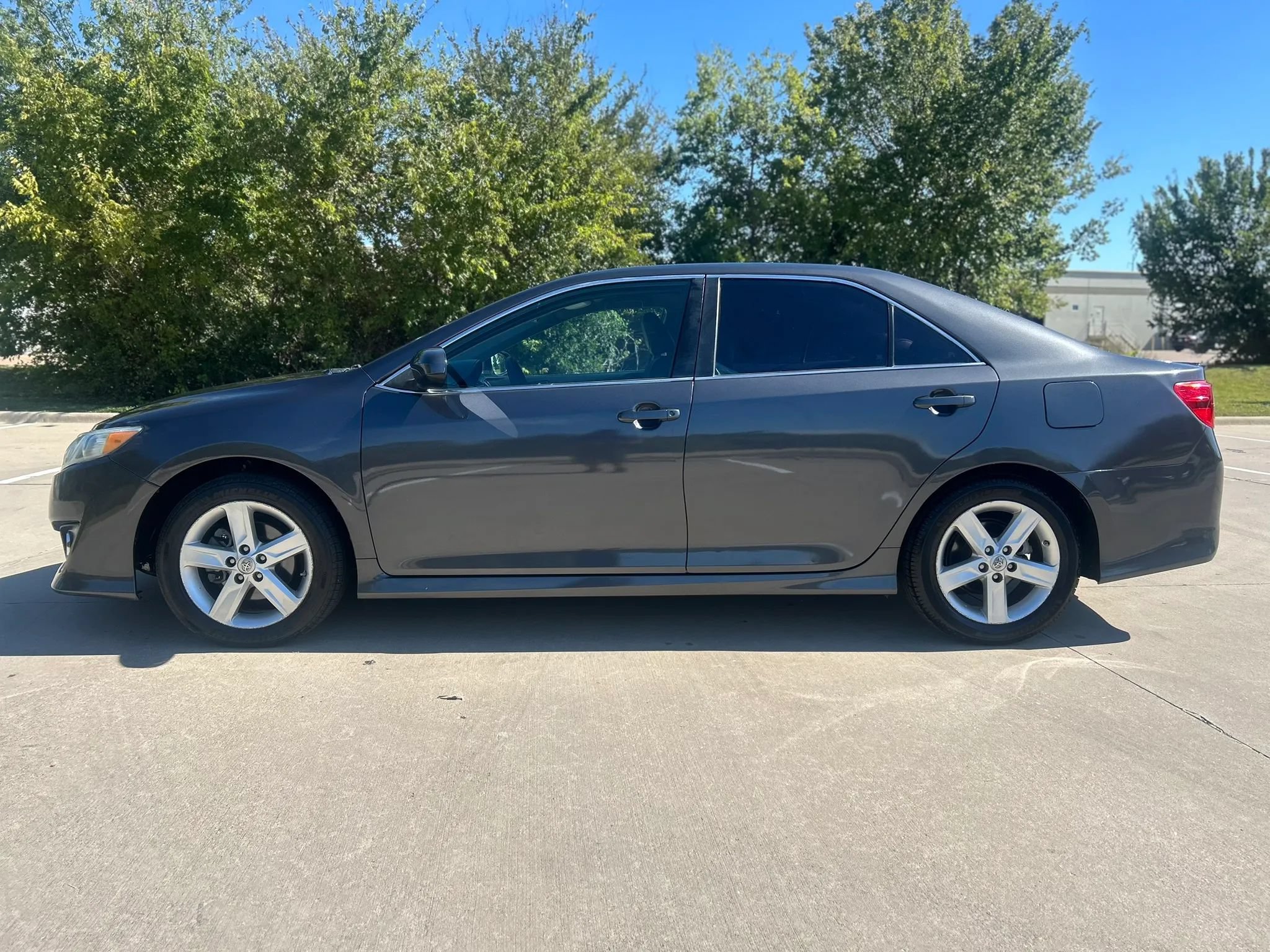 Used 2014 Toyota Camry SE FWD image 9