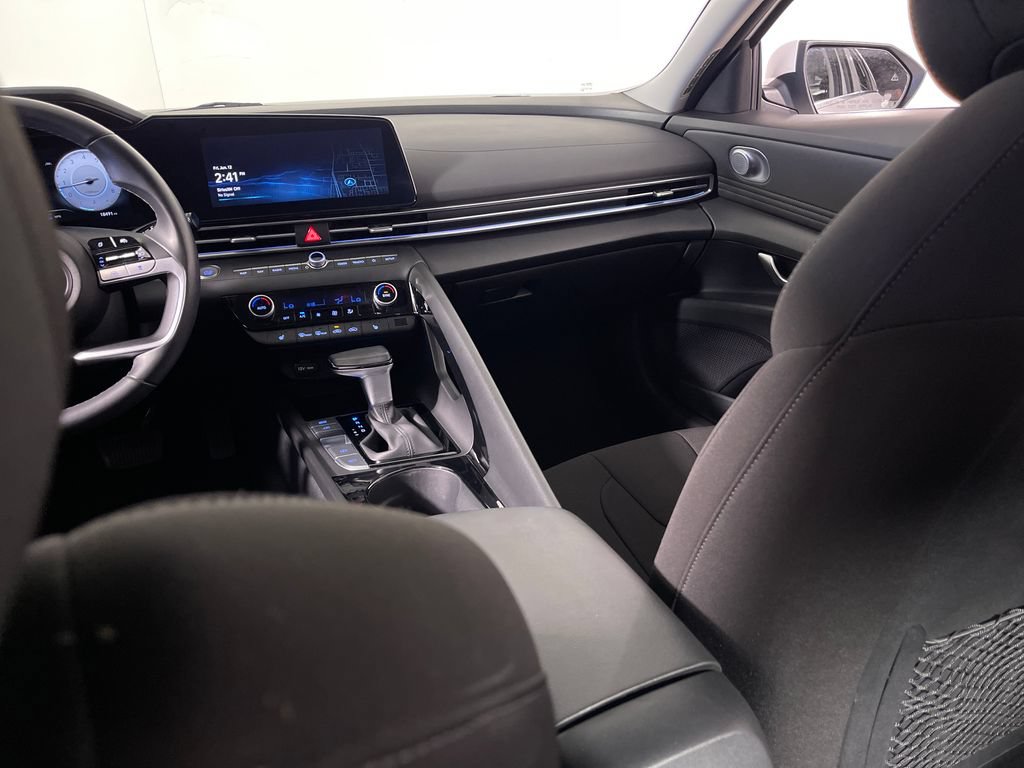 Certified 2025 Hyundai Elantra SEL FWD image 17