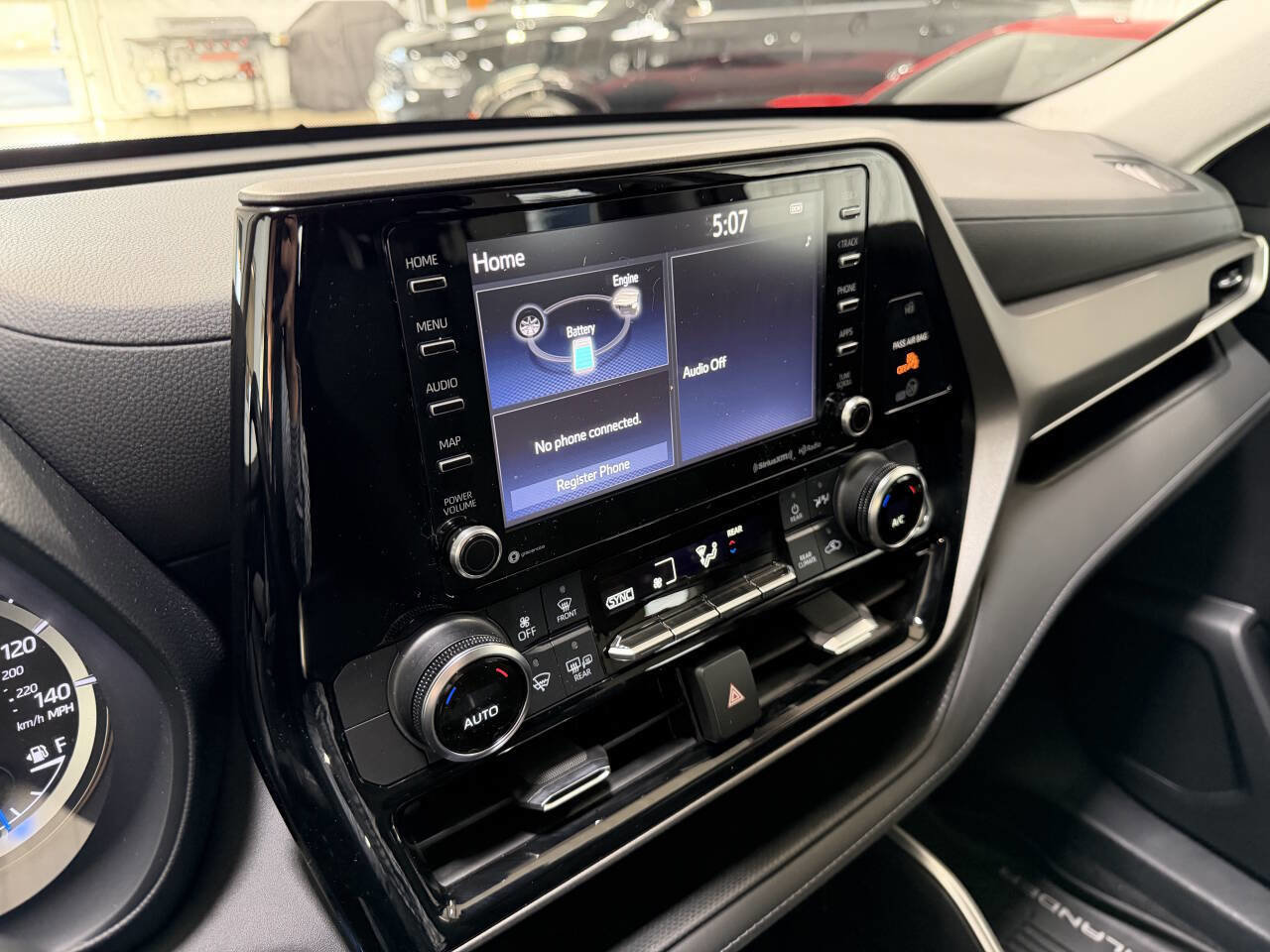 Used 2020 Toyota Highlander LE image 20