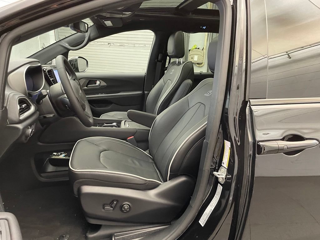 New 2027 Chrysler Pacifica Limited w/ S Appearance Package AWD/4WD image 16